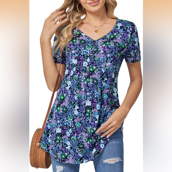 Tops - Purple Floral V-Neck Flowy Tunic Top Size Large - NWT 🌸💜